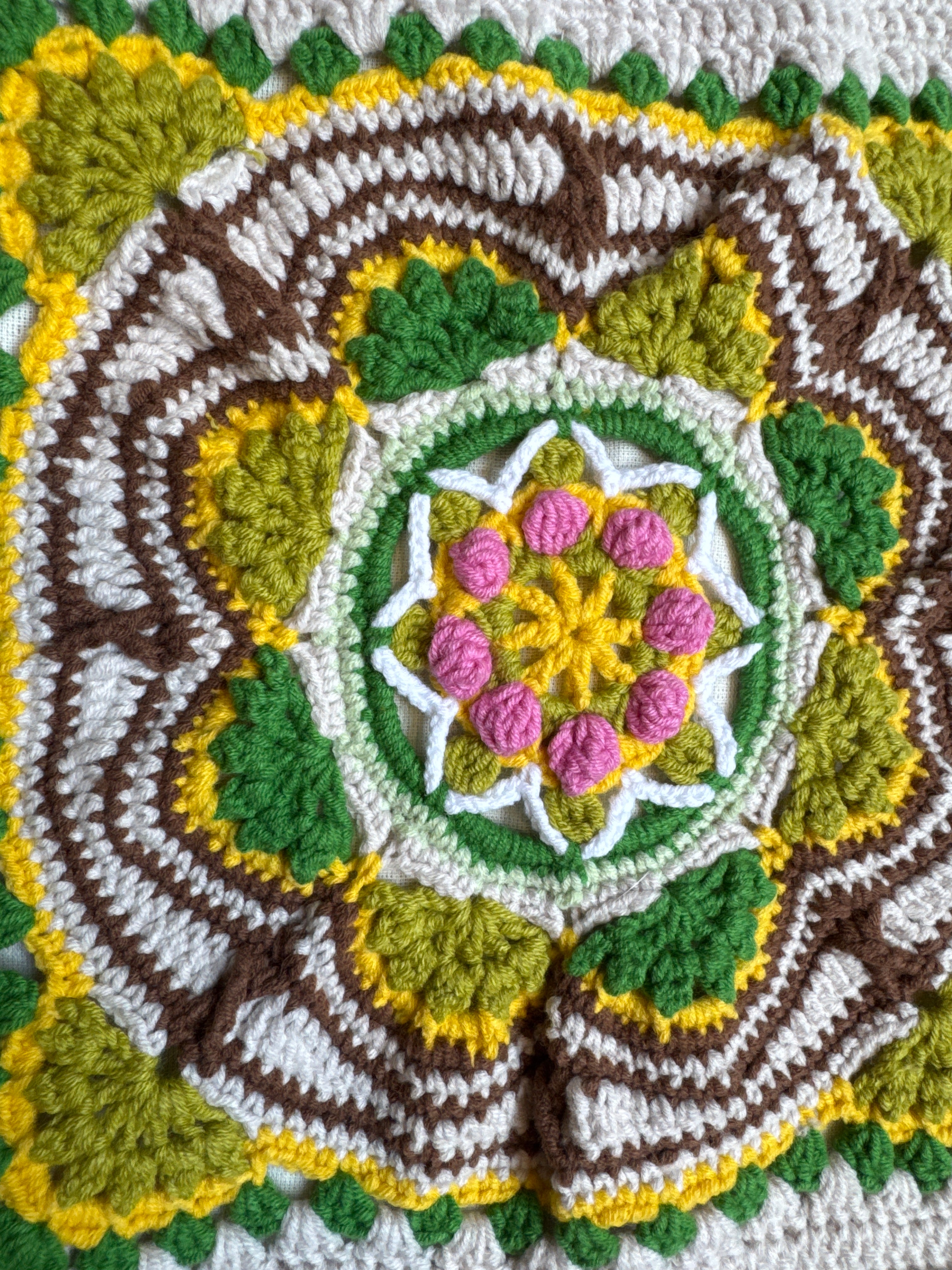 Close-up of the crocheted medallion on the green crochet tote bag — handmade by Ana Chic